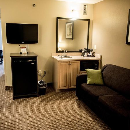 Travelodge Suites By Wyndham Moncton Extérieur photo