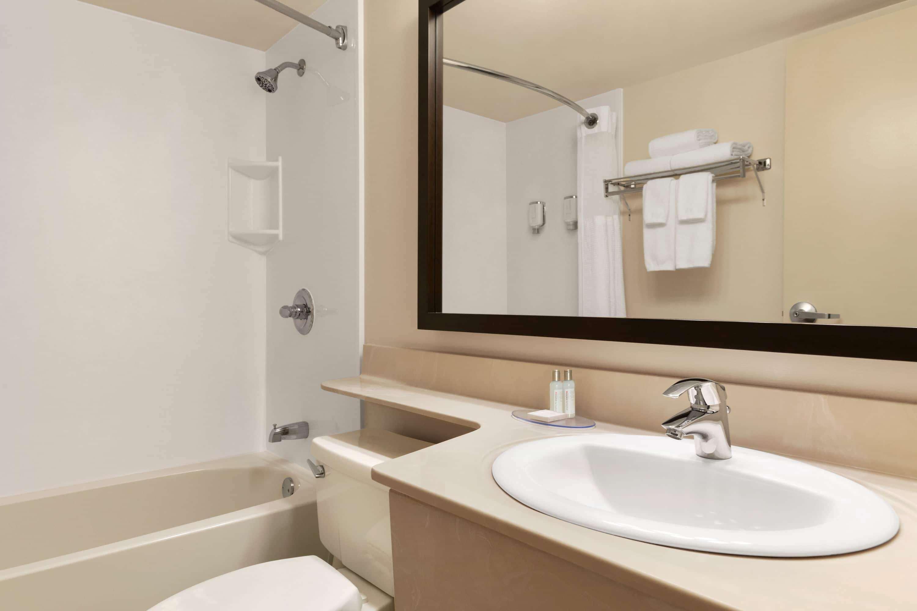 Travelodge Suites By Wyndham Moncton Extérieur photo