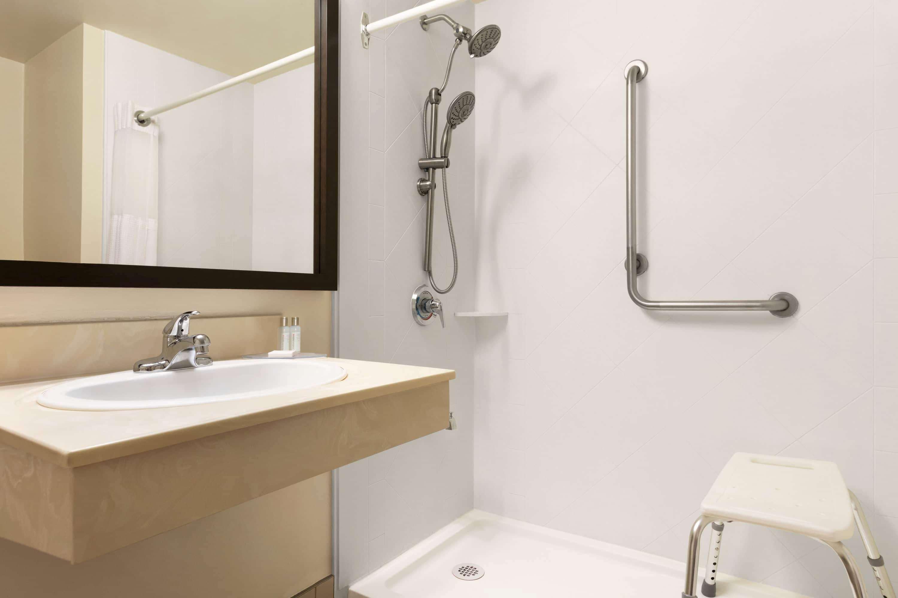 Travelodge Suites By Wyndham Moncton Extérieur photo