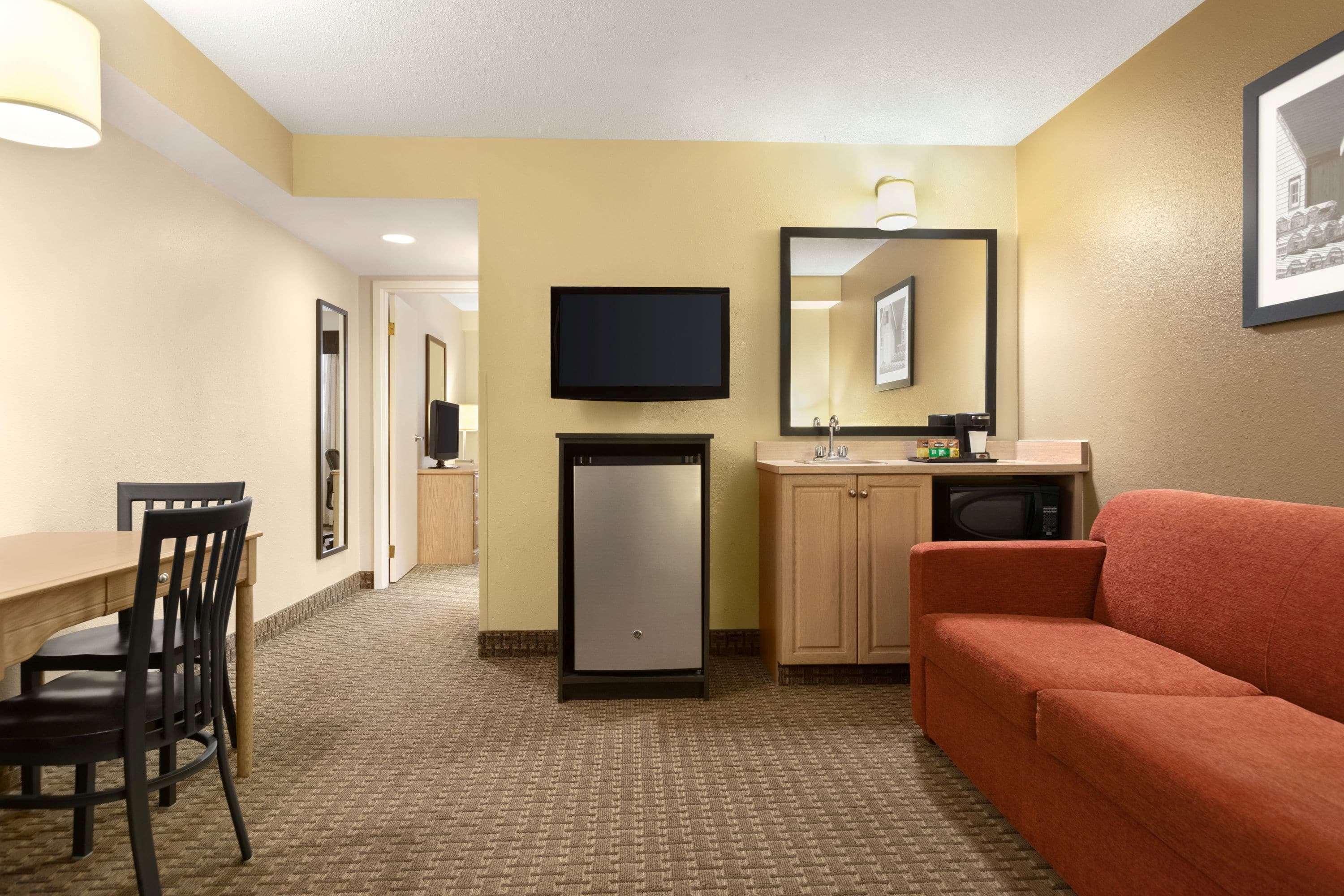 Travelodge Suites By Wyndham Moncton Extérieur photo