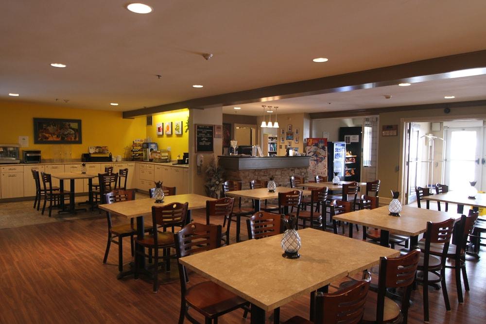 Travelodge Suites By Wyndham Moncton Extérieur photo
