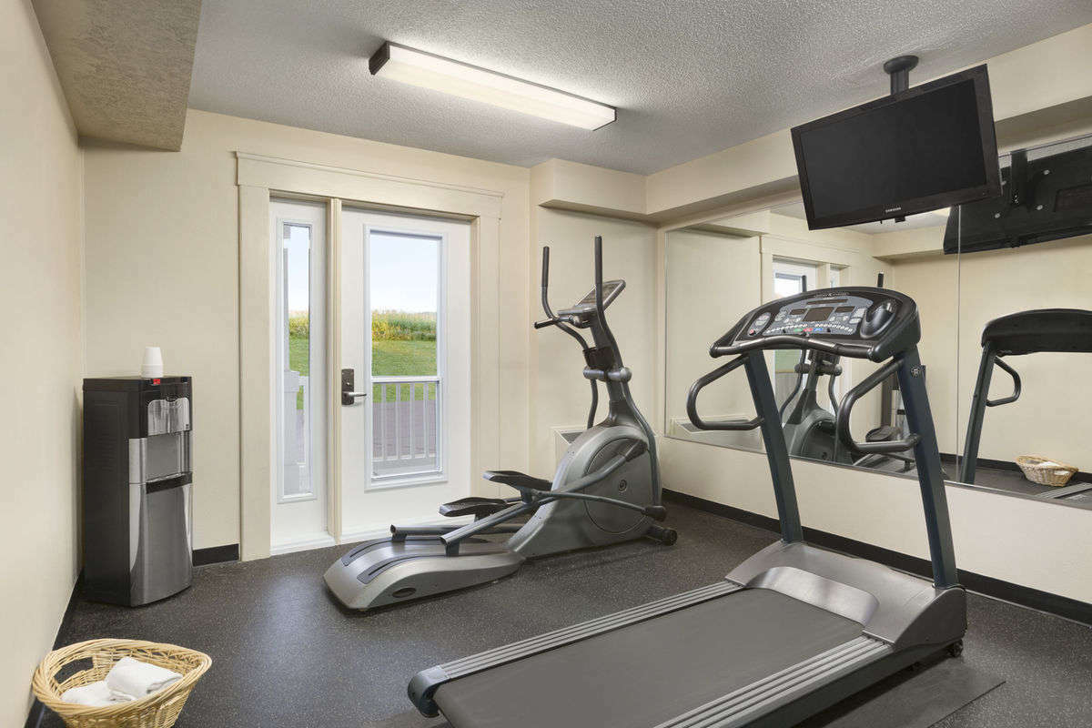 Travelodge Suites By Wyndham Moncton Extérieur photo
